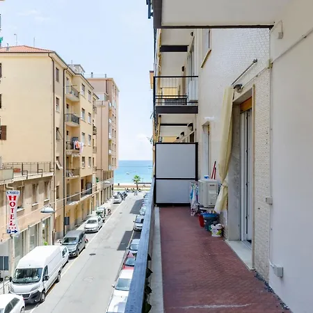 Altido Modern Flat With Terrace Near The Beach Appartement Savone
